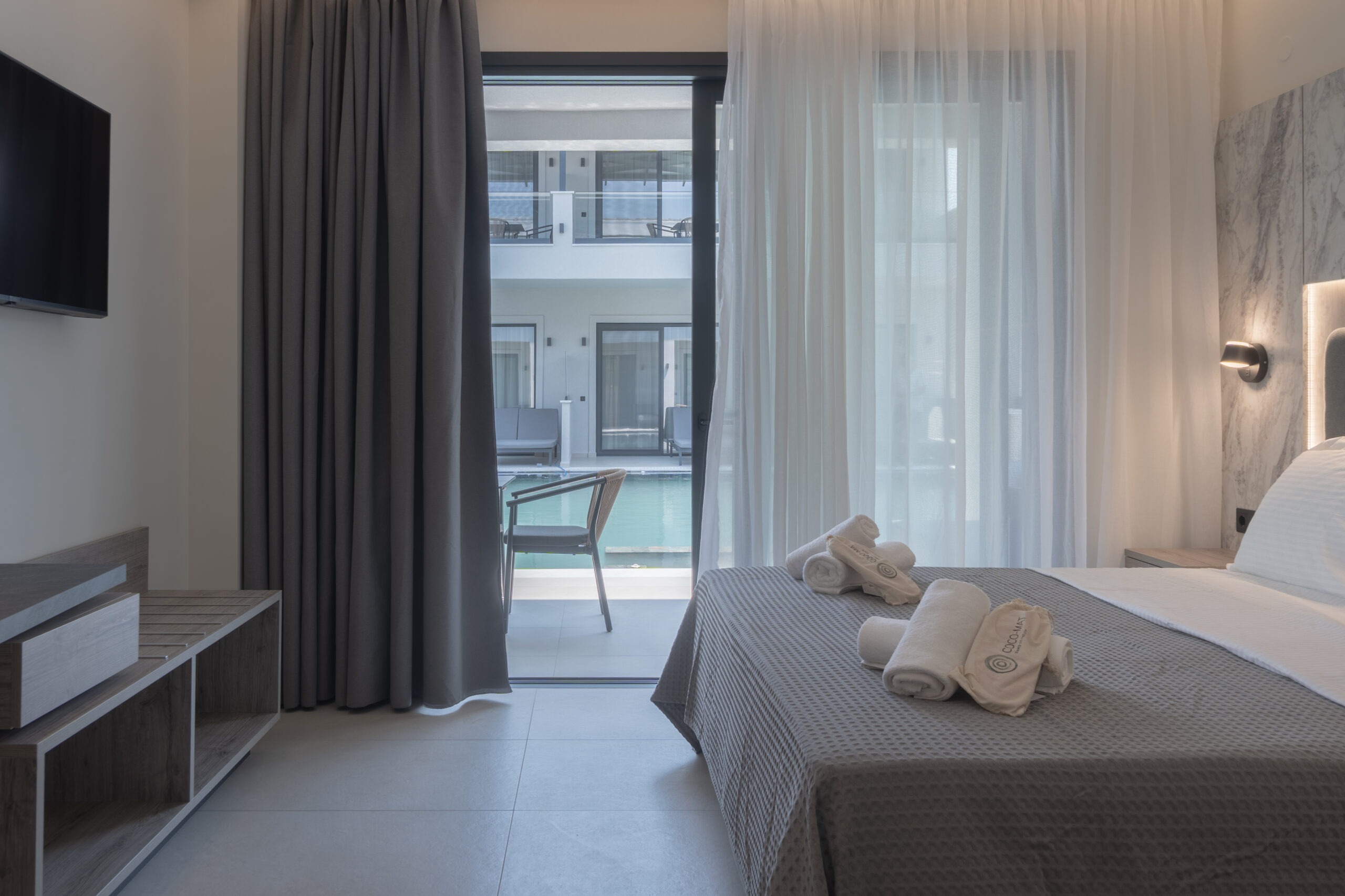 Tiara Holidays - Alora Luxury Suites - Suite with Jacuzzi & Poolside terrace soba i terasa